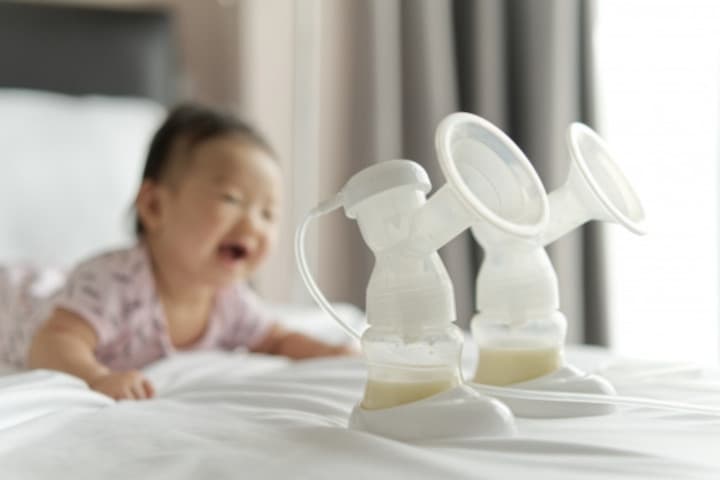 Mana Lebih Baik Menyimpan ASI Perah, Botol atau Kantong ASI?