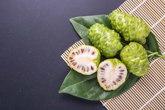 Selain Melawan Penuaan, Ini Manfaat Lain Jus Mengkudu