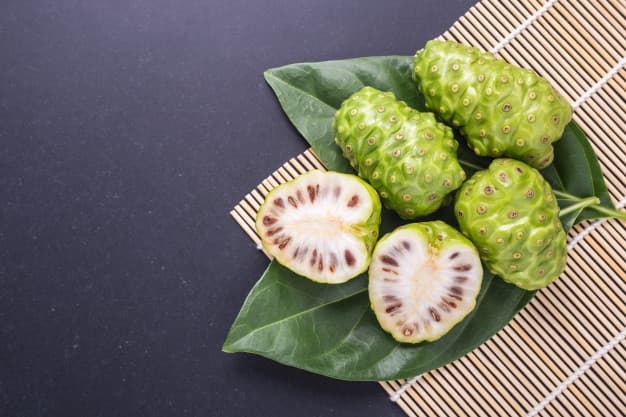Selain Melawan Penuaan, Ini Manfaat Lain Jus Mengkudu