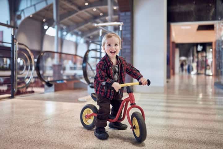 Deretan Anak Selebriti yang Menggunakan Balance Bike