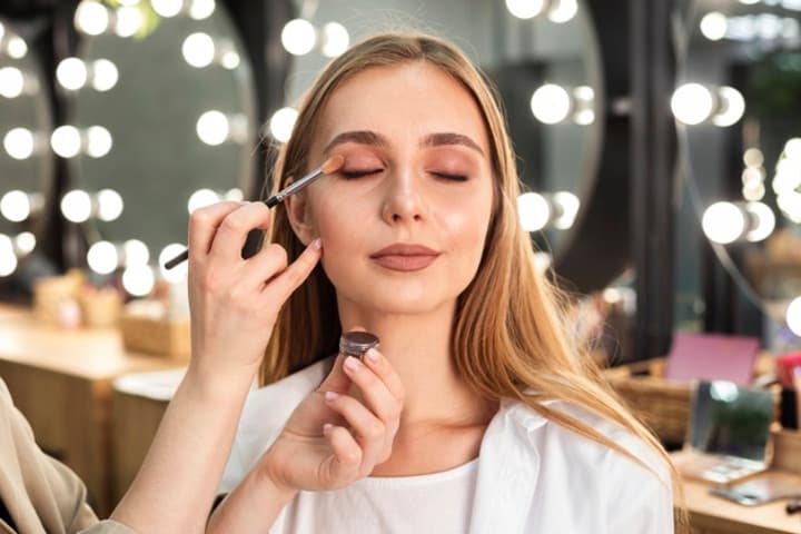 Awas, Bumil Jangan Sembarangan Pakai Makeup!