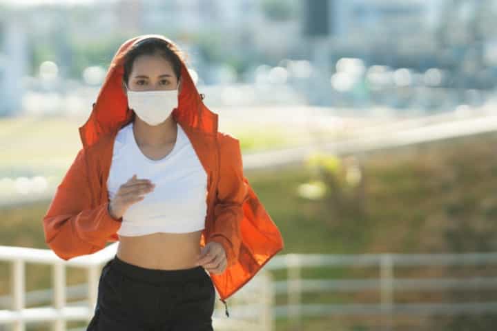 Olahraga Pakai Masker, Ini Jenis Masker yang Aman Dikenakan