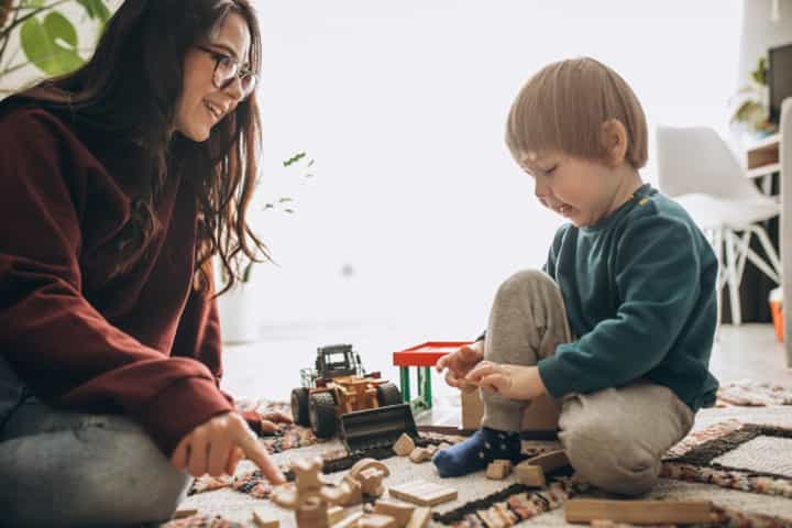 Tips Melatih Anak Berpikir Kritis yang Perlu Moms Ketahui