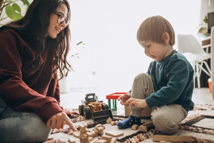 Tips Melatih Anak Berpikir Kritis yang Perlu Moms Ketahui