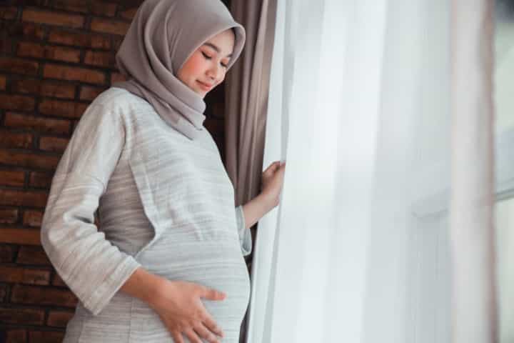 Persalinan Mudah, Ini 8 Manfaat Baca Surat Maryam saat Hamil