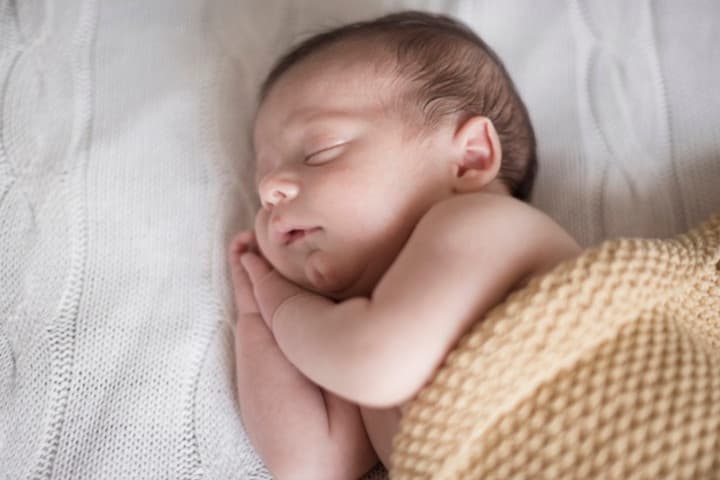 Kebiasaan Unik Bayi saat Tidur yang Bisa Ganggu Kesehatannya