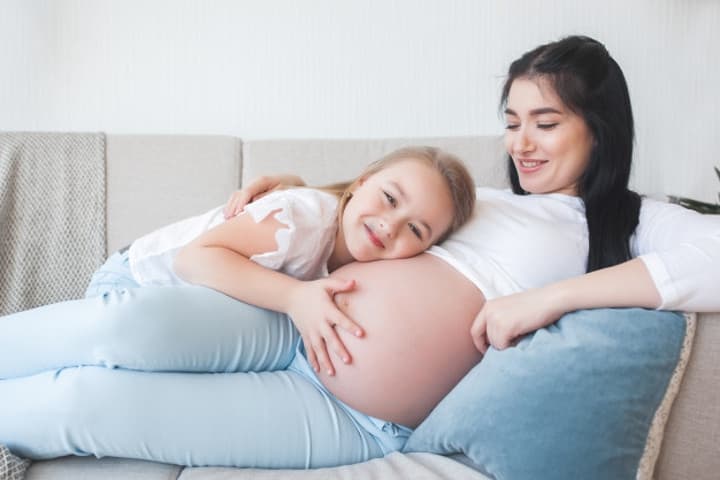 Janin Terlalu Aktif Bergerak? Ini Penyebabnya, Moms!