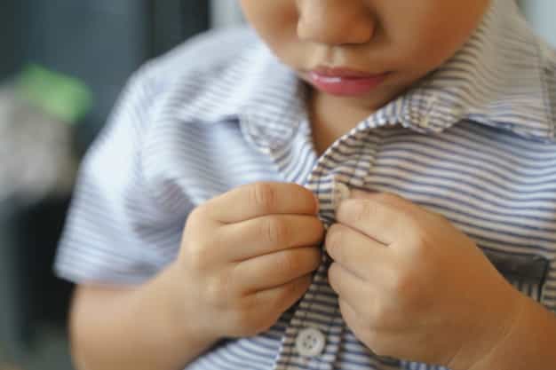 10 Tips agar Anak Mau Pakai Baju Tanpa Drama