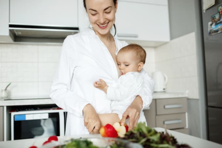 Jangan Asal Makan! Ini Pantangan Makanan bagi Ibu Menyusui