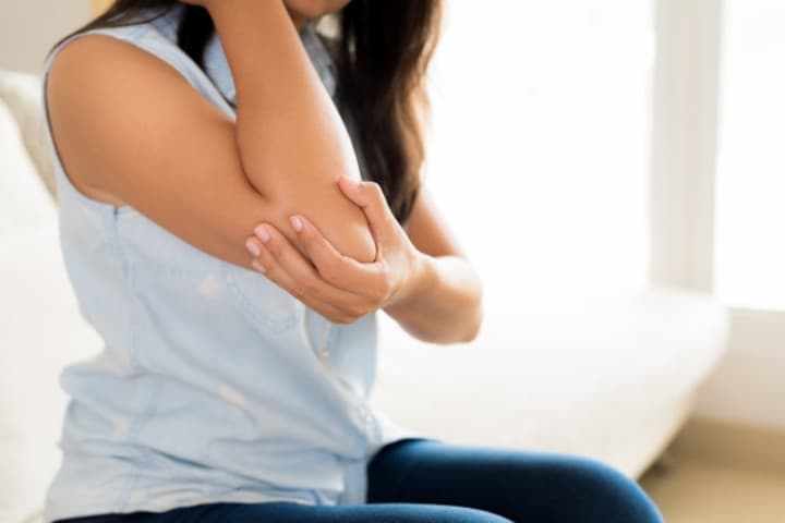 Waspada Risiko Radang Sendi Setelah Melahirkan, Moms!