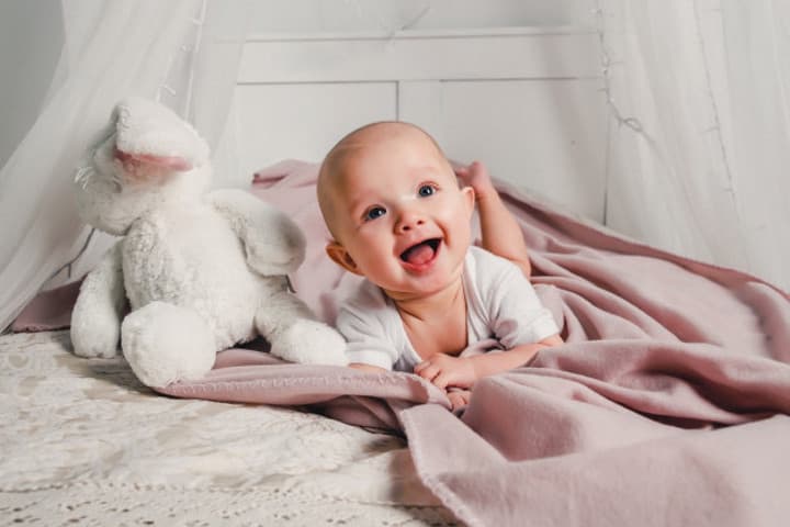 Tips Membuat Bayi Mau Tertawa Sesuai Tahapan Usianya