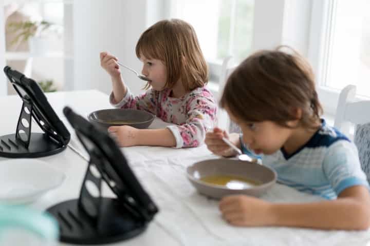 Waspada! Ini Efek Menggunakan Gadget agar Si Kecil Mau Makan