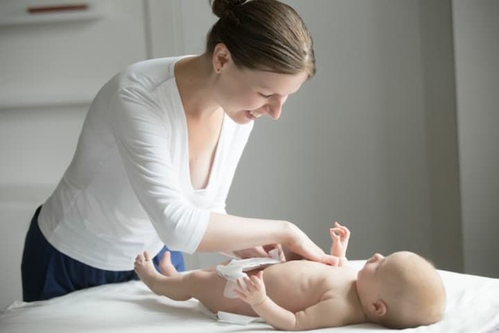 Kapan Waktu yang Tepat untuk Mengganti Popok Bayi?