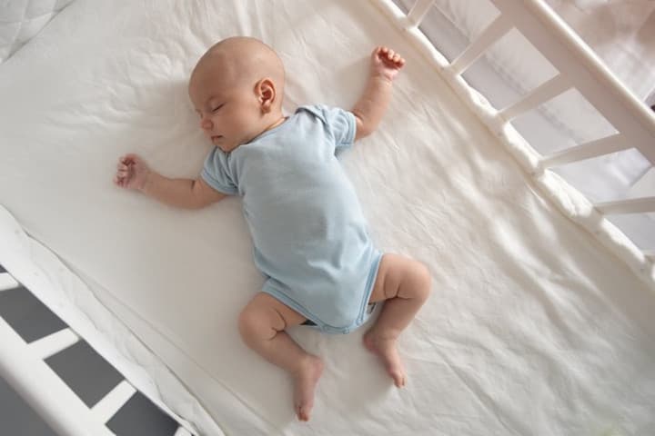 Bayi Berkeringat saat Tidur, Normal atau Indikasi Masalah?