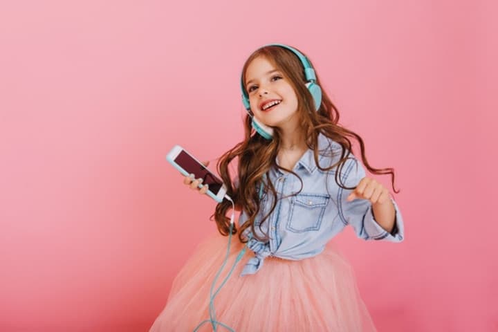 Anak Anda Suka Mendengarkan K-Pop? Ini Efeknya, Moms!
