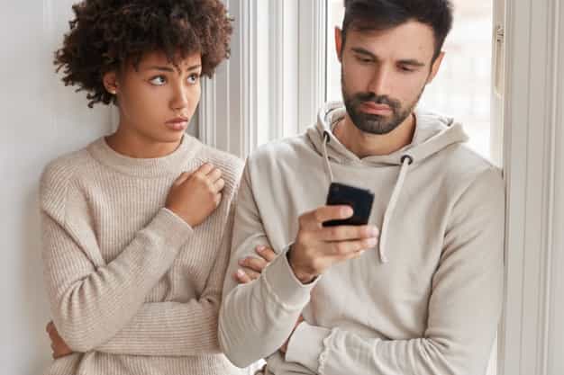 Begini Cara Menghadapi Pasangan yang Kecanduan Ponsel