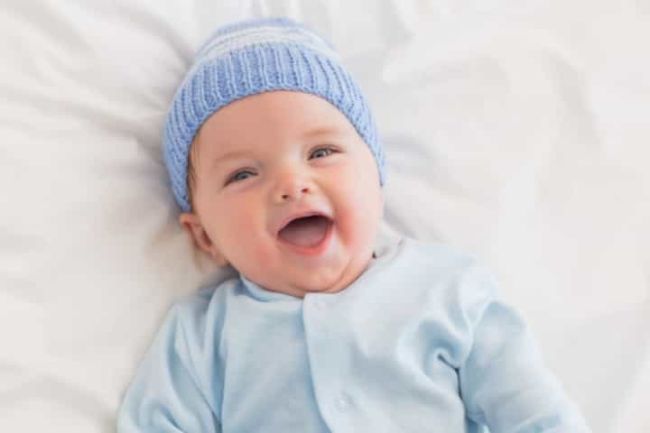 Cara Menstimulasi Bayi Sesuai Usia agar Tertawa Geli