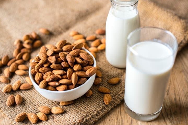 Memberikan Susu Almond kepada Bayi. Memangnya Boleh?