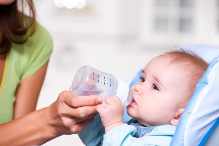 3 Alasan Bayi Baru Lahir Tidak Boleh Diberi Air Putih