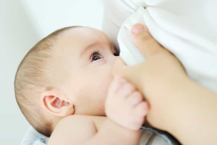 Moms, Ini Beda Muntah Normal pada Bayi dan Muntah Berbahaya
