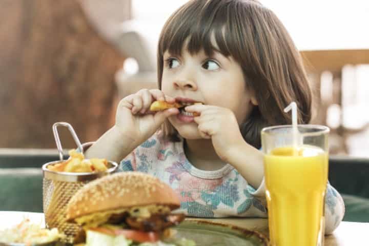 Moms, Ini Cara Mengatasi Anak yang Tak Berhenti Makan