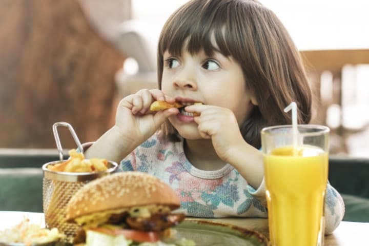 Moms, Ini Cara Mengatasi Anak yang Tak Berhenti Makan