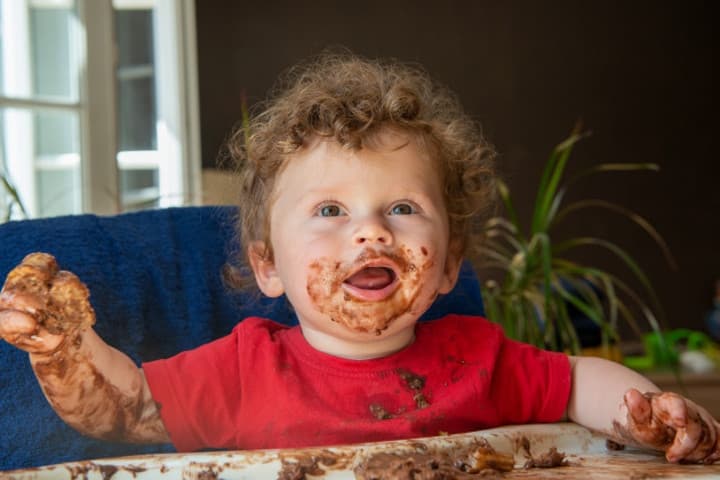 Manfaat Membiarkan Bayi Makan Berantakan