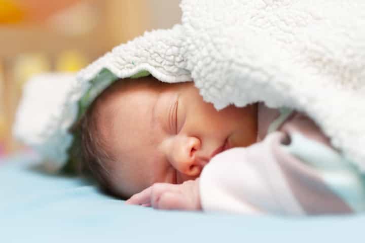 Bolehkah Bayi Baru Lahir Tidur dengan Posisi Tengkurap?