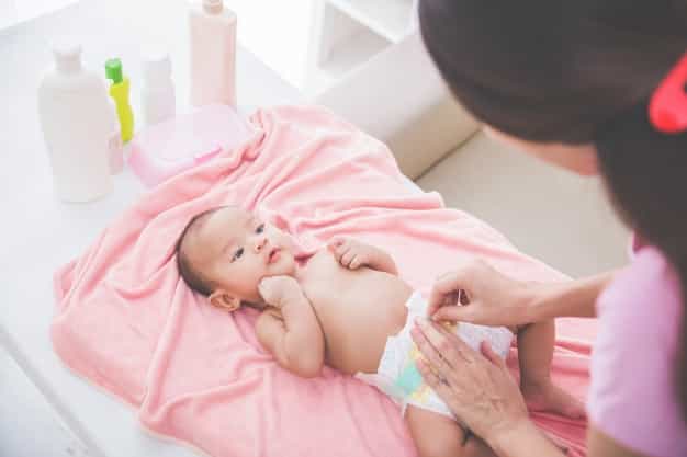 Moms, Begini Cara Tepat untuk Mengganti Popok Bayi
