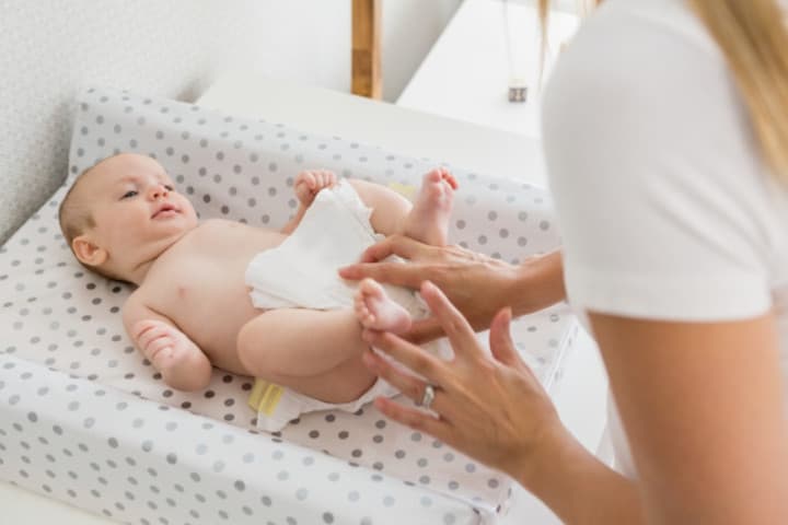 Normalkah Bayi Sering Buang Air Besar? Ini Faktanya, Moms