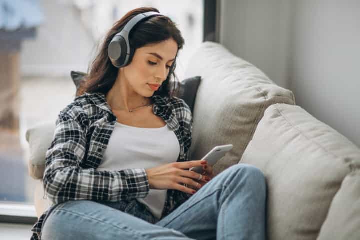 Awas! Ini Bahaya Terlalu Sering Menggunakan Headphone