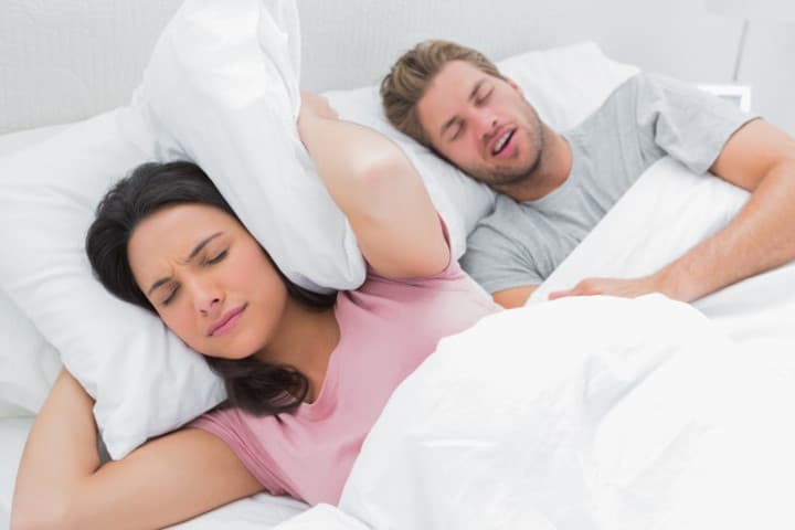 Lakukan 6 Cara Aman Ini agar Bisa Tidur Tanpa Mendengkur