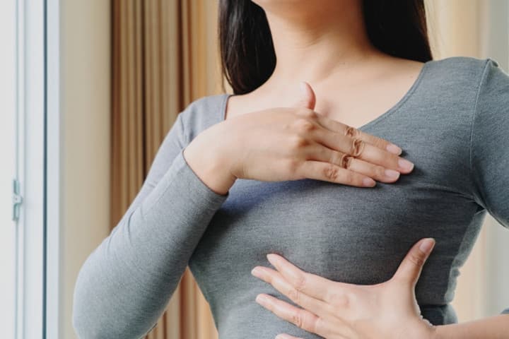 Payudara Besar Sebelah pada Ibu Menyusui, Normal Enggak, Sih?
