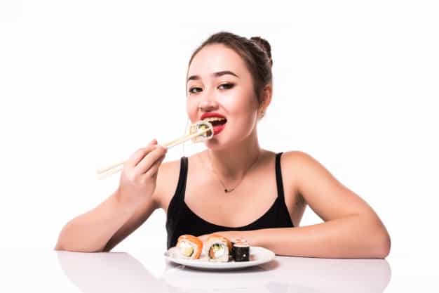 5 Manfaat Kesehatan Makan Pakai Sumpit