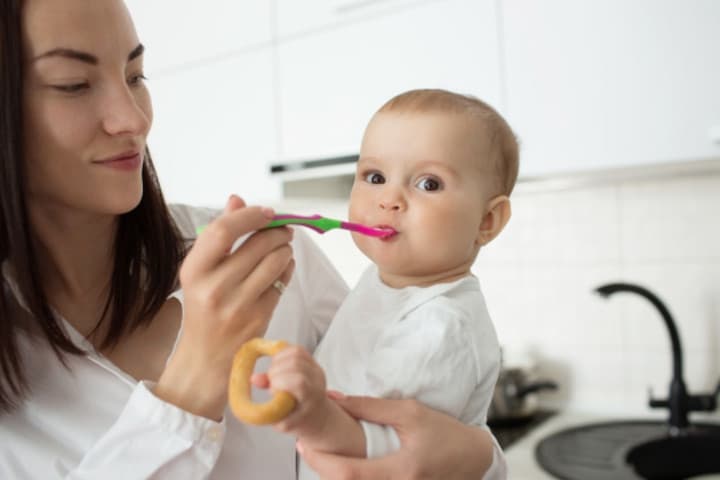 10 Makanan yang Harus Dihindari saat Berikan MPASI pada Bayi