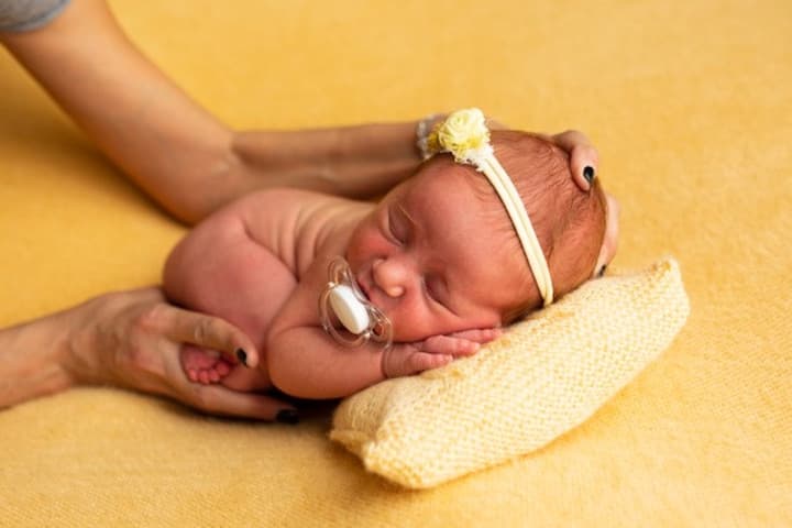 Tips Mudah Memotret Newborn di Rumah ala Fotografer Profesional