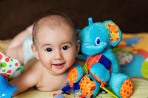 7 Jenis Mainan yang Disukai Bayi Usia 0-6 Bulan