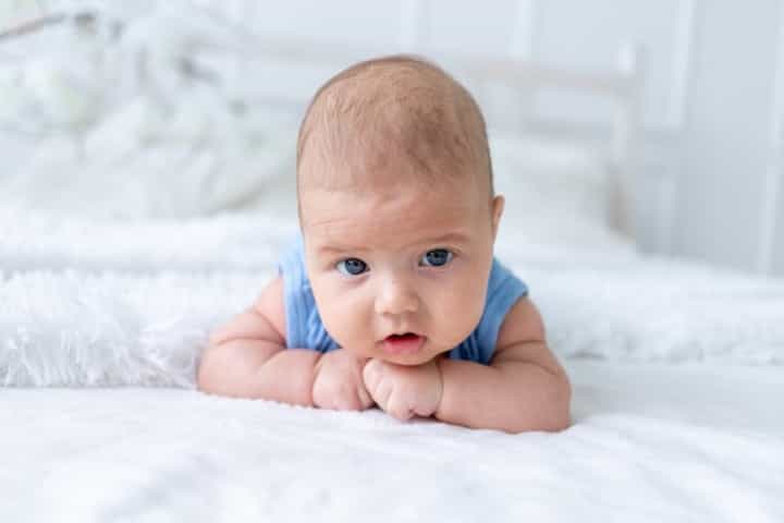 Ini yang Perlu Moms Ketahui Jika Kepala Bayi Peyang
