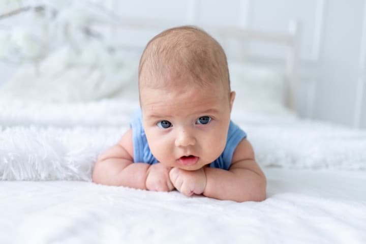 Ini yang Perlu Moms Ketahui Jika Kepala Bayi Peyang
