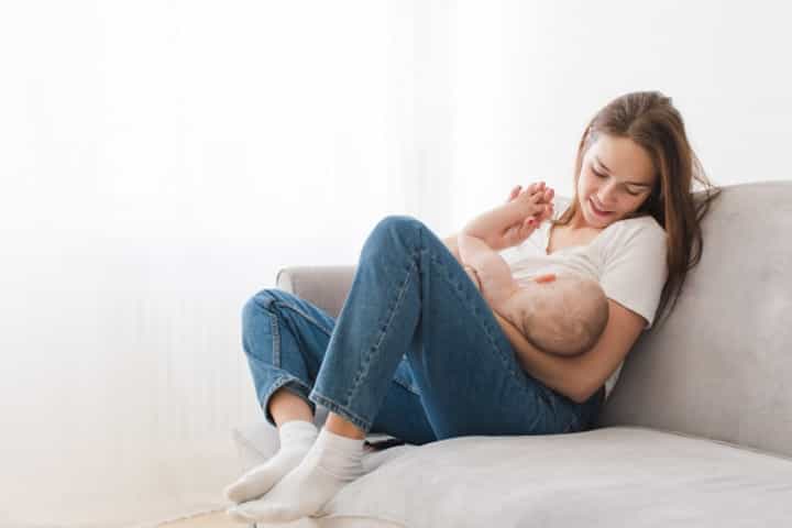 Moms, Ini 5 Mitos Menyusui yang Boleh Anda Abaikan