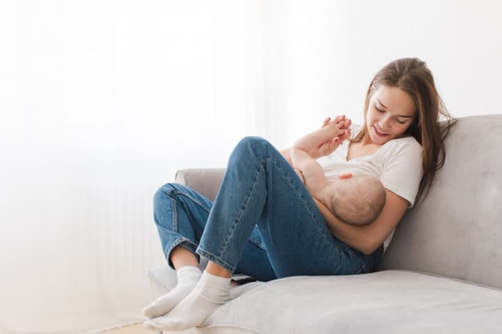 Moms, Ini 5 Mitos Menyusui yang Boleh Anda Abaikan