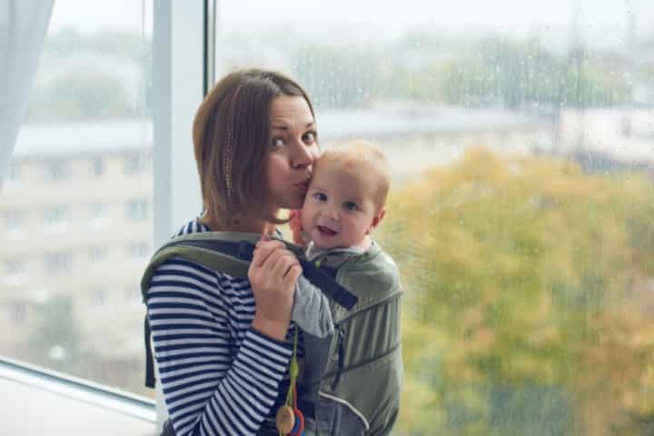 Metode TICKS, agar Bayi Tetap Aman dalam Gendongan