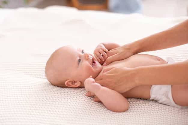 7 Teknik Memijat Bayi untuk Meredakan Perut Kembung