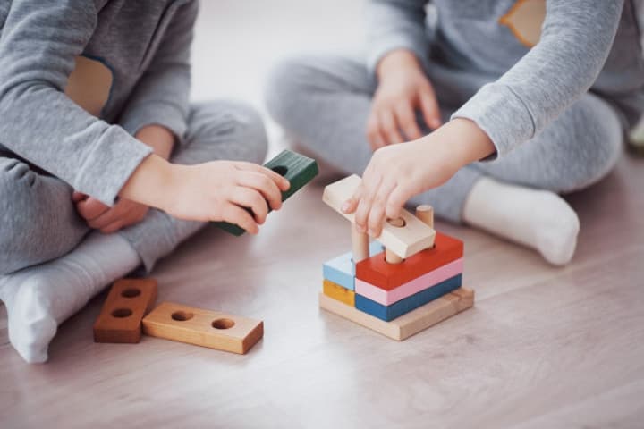5 Rekomendasi Mainan Kayu untuk Bantu Stimulasi Balita Anda
