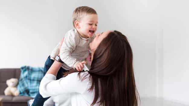 10 Tanda Ini Menunjukkan Bayi Ingin Digendong atau Dipeluk