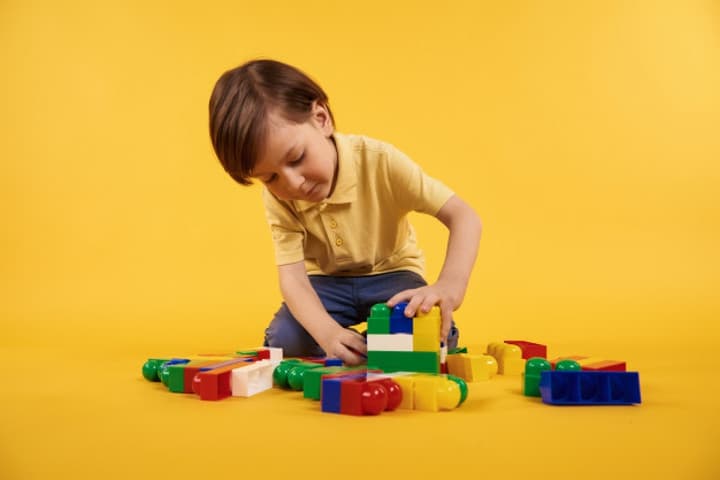 5 Tips agar Anak Mau Membereskan Mainannya Sendiri