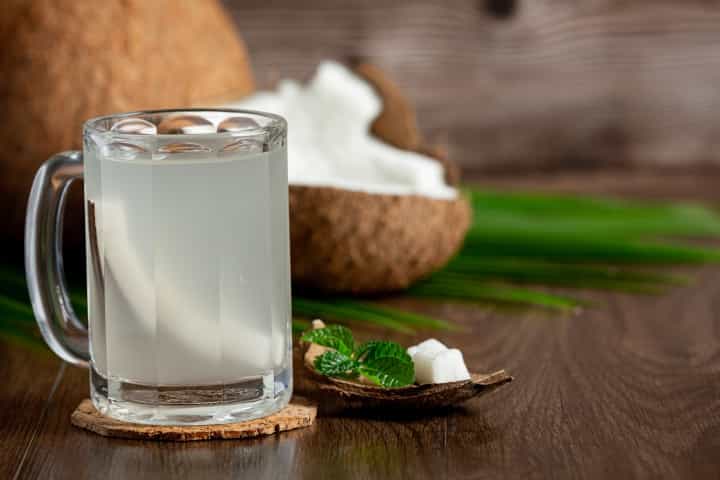Air Kelapa Bisa Sembuhkan COVID-19? Ini Efeknya Menurut Dokter