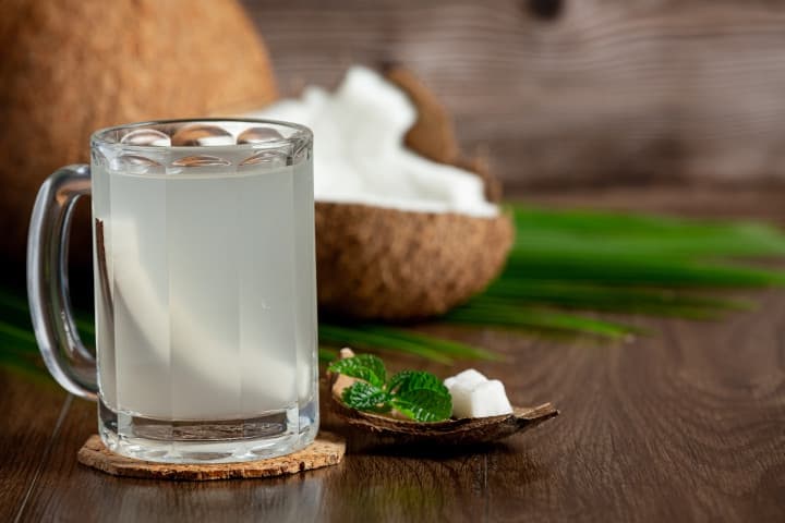 Air Kelapa Bisa Sembuhkan COVID-19? Ini Efeknya Menurut Dokter