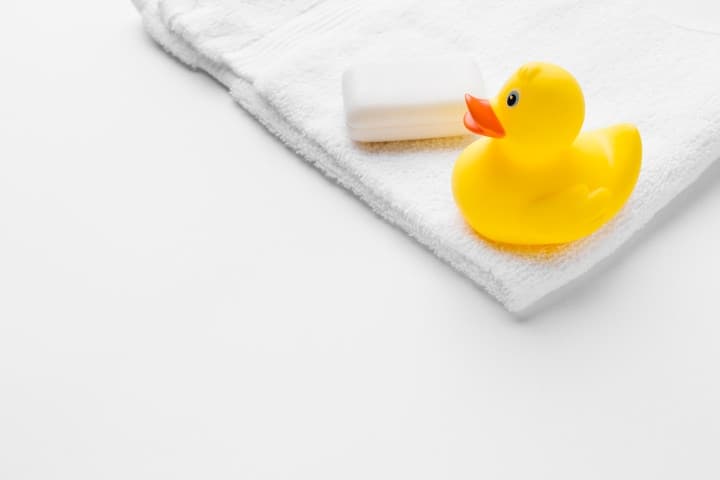 Lucu dan Menggemaskan, Amankah Mainan Bebek Karet untuk Bayi?