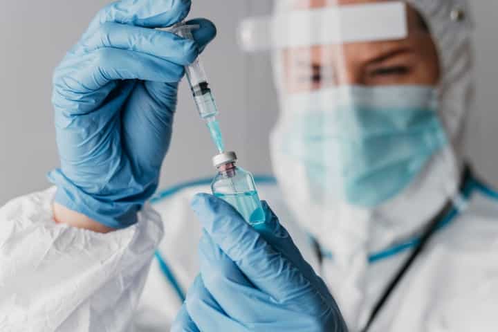 Vaksinasi COVID-19 Dosis Ketiga untuk Umum, Perlu atau Tidak?